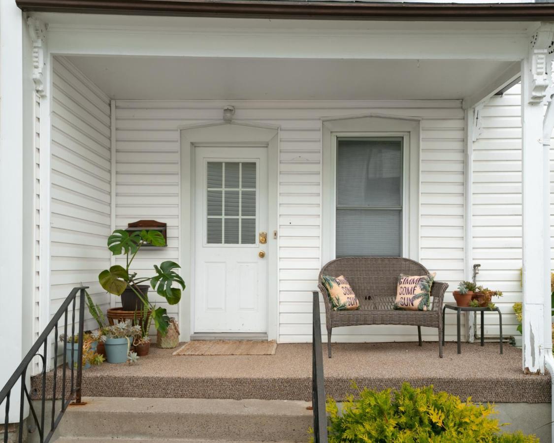 Sunroom On Maple Picton Exterior photo